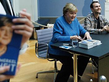 Bundeskanzlerin a.D. Merkel signiert Kunstpostkarten