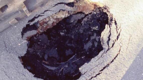 Im Gehsteig in der Albrecht-Dürer-Straße in Sinnberg sackte der Asphalt mehrere Dutzend Zentimeter tief ab. Foto:privat
