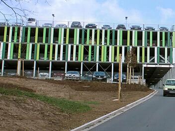 Das Parkhaus zum neuen Klinikum wurde im vergangenen Herbst fertig und wird rege genutzt. Der Kredit zu seiner Finanzierung wird nicht benötigt. Foto: Ramona Popp