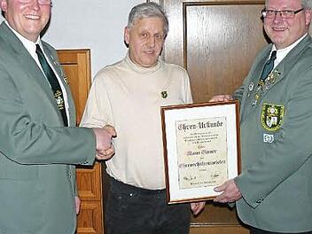 Klaus Glauer ist in Würdigung seiner außerordentlichen Verdienste zum Ehrenschützenmeister der Privilegierten Schützengesellschaft Presseck ernannt worden. Unser Bild zeigt (von links) Schützenmeister Frank Wunner, Klaus Gauer und Schützenkommissar Stefan Sigmund. Foto: kpw