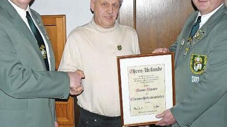 Klaus Glauer ist in Würdigung seiner außerordentlichen Verdienste zum Ehrenschützenmeister der Privilegierten Schützengesellschaft Presseck ernannt worden. Unser Bild zeigt (von links) Schützenmeister Frank Wunner, Klaus Gauer und Schützenkommissar Stefan Sigmund. Foto: kpw