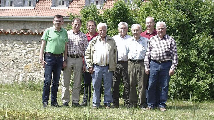 Im idyllischen Gelände gegenüber dem Casino legten die Wanderer die Mittagsrast ein. Hier dankten Bürgermeister Armin Warmuth (l.) und Ortsbeauftragter Detlef Heim (2. v. r.) den Feldgeschworenenobmännern (Foto) für ihre Arbeit.