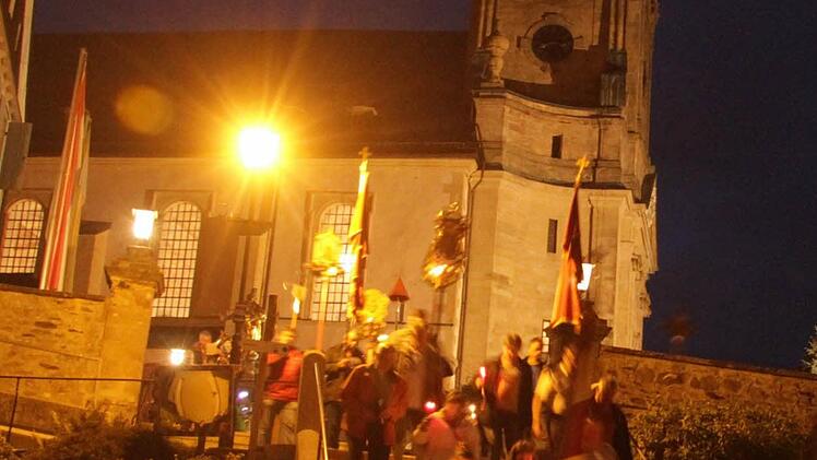Die Gläubigen zogen nach der Messe mit Kerzen durch Marienweiher. Foto: Sonja Adam
