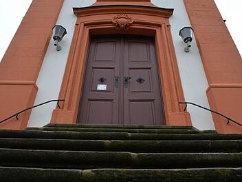 Die Pfarrkirche Mariä Himmelfahrt thront stolz über dem gesamten Ort Kirchlauter. Foto: Ronald Rinklef