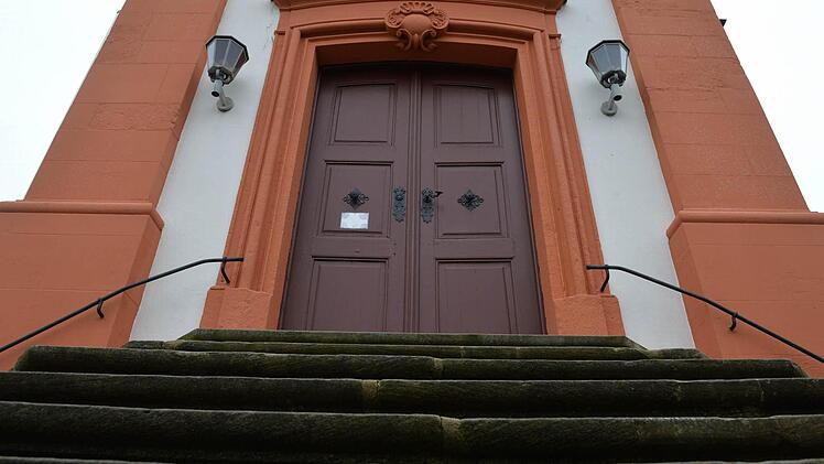 Die Pfarrkirche Mariä Himmelfahrt thront stolz über dem gesamten Ort Kirchlauter. Foto: Ronald Rinklef