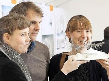 Anika Gründer (links), Florian Kirfel und Nikola Mayer vom Studio Gründer Kirfel aus Bedheim wurden für ihren Entwurf des Bürgerhauses mit dem ersten Preis ausgezeichnet. Foto: Ulrike Nauer