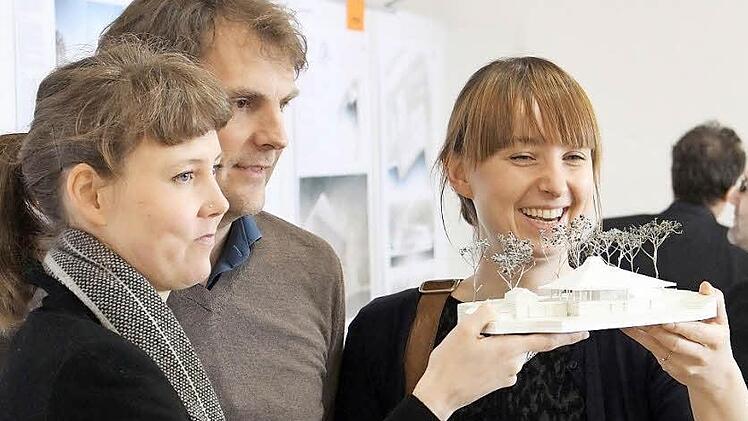 Anika Gründer (links), Florian Kirfel und Nikola Mayer vom Studio Gründer Kirfel aus Bedheim wurden für ihren Entwurf des Bürgerhauses mit dem ersten Preis ausgezeichnet. Foto: Ulrike Nauer