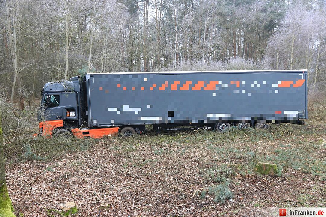 Lkw rast bei Gremsdorf ins Unterholz