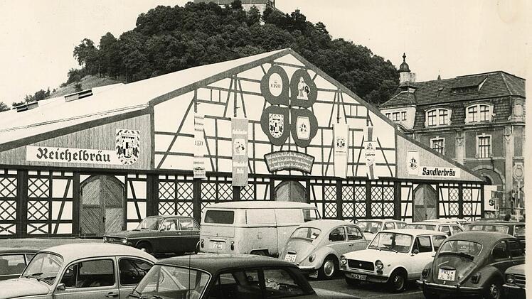 Kulmbacher Bierfest 1976 - nach dem Umzug vom Marktplatz auf den Platz der früheren EKU-Brauerei war der First schon so ausgerichtet, wie er nach der Sanierung und dem Umbau von Tiefgarage und Zentralparkplatz wieder gedreht wird. Foto: Archiv - Stephan Tiroch