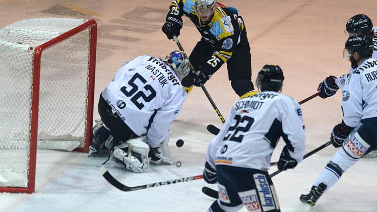 David Wohlberg scheitert am Dresdner Torwart Kevin Nastiuk. Foto: Peter Mularczyk