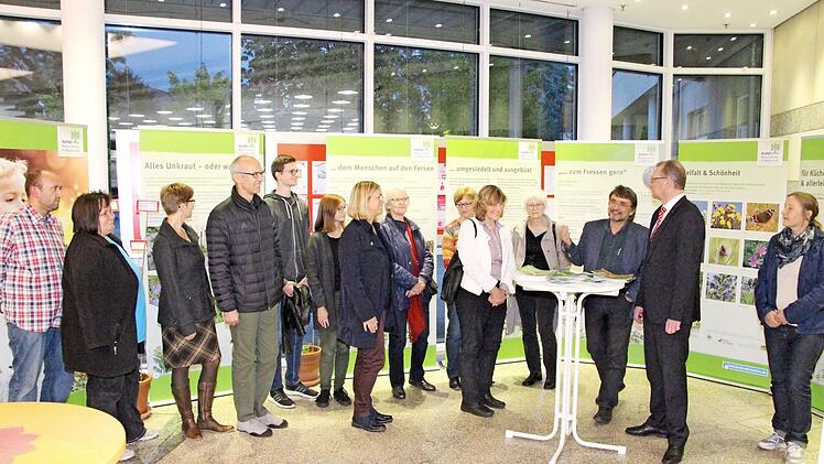 In den Räumen der Kronacher Geschäftsstelle der Sparkasse Kulmbach-Kronach ist die Ausstellung "Wilde Pflanzen vor der Tür" zu sehen. Mit im Bild Sparkassen-Niederlassungsleiter Robert Porzelt (2. von rechts), Kai Frobel (3. von rechts) und die BN-Vorsitzende Elisabeth Hoffmann (5. von rechts).  Foto: Rainer Glissnik