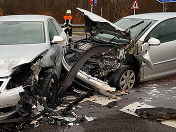 Stark beschädigt wurden die beiden Autos bei dem Verkehrsunfall an der Auffahrt zur Maintalautobahn.  Brigitte Krause