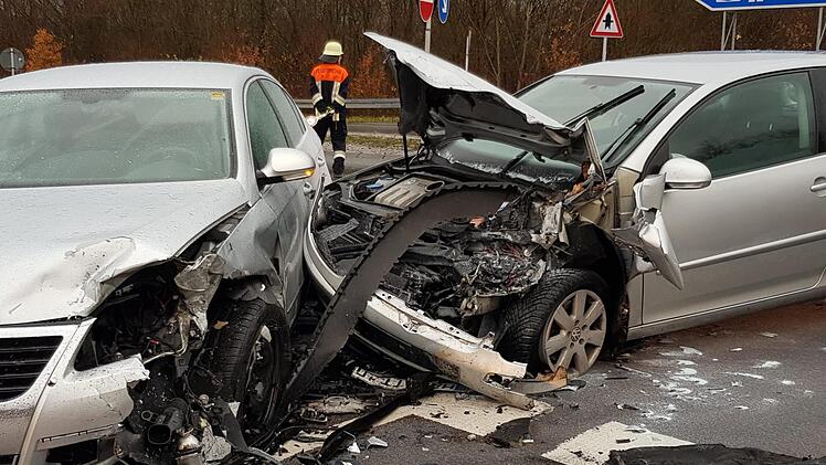Stark beschädigt wurden die beiden Autos bei dem Verkehrsunfall an der Auffahrt zur Maintalautobahn.  Brigitte Krause