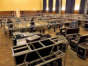Bis Freitag muss die Veranstaltungstechnik im Kolpinghaus aufgebaut sein. Seit Sonntag sind die Arbeiter dort beschäftigt. Ulrich Raab