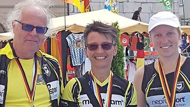 Die Medaillengewinner der DJK Teutonia Gaustadt (v.&nbsp;l.): Bernward Flenner, Maria Winter und Aika Katharina Diesch Foto: privat