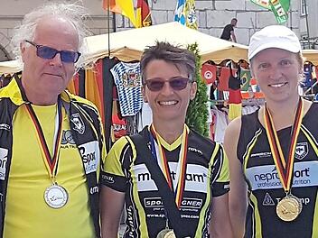 Die Medaillengewinner der DJK Teutonia Gaustadt (v.&nbsp;l.): Bernward Flenner, Maria Winter und Aika Katharina Diesch Foto: privat