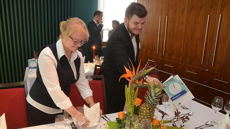 Die (passende) Tischdekoration gehörte mit zur praktischen Prüfung bei den angehenden 34 Hotelfachkräften, die in dieser Woche in der Bad Kissinger Berufsschule geprüft wurden. Hier im Foto Annabell Schreiner (Rhön-Park-Hotel) und Lukas Mützel (Ullrichs Hotel) Peter Rauch
