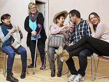 Manuela Pickel, Sabine Müller, Erna Herzog, Reinhard Pickel und Manuela Seubert (v. l.) im Wartesaal des Sanatoriums  Foto: Evi Seeger