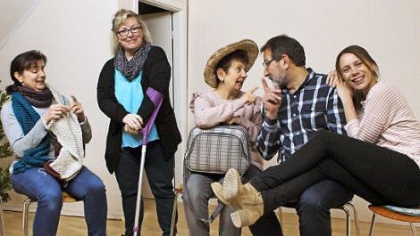 Manuela Pickel, Sabine Müller, Erna Herzog, Reinhard Pickel und Manuela Seubert (v. l.) im Wartesaal des Sanatoriums  Foto: Evi Seeger