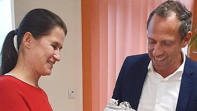 Christiane Meyser hatte als Geschenk für Bayerns Umweltminister Thorsten Glauber, der schon mehrfach beim Fränkische-Schweiz-Marathon startete, ein paar neue Laufschuhe. Fotos: Carmen Schwind