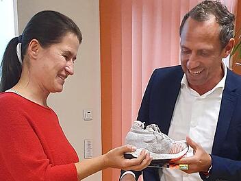 Christiane Meyser hatte als Geschenk für Bayerns Umweltminister Thorsten Glauber, der schon mehrfach beim Fränkische-Schweiz-Marathon startete, ein paar neue Laufschuhe. Fotos: Carmen Schwind