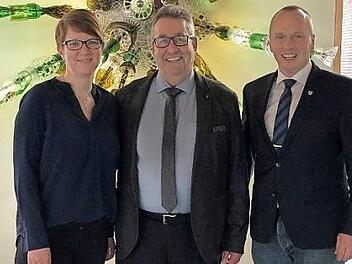 Karl-Heinz Häusler (Bildmitte, mit Ehefrau Geli) tritt nach mehr als 43 Jahren in den Ruhestand. Ihm gratulierte unter anderem auch Bürgermeister Thomas Löffler (rechts). Foto: privat