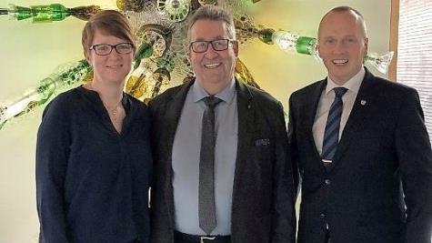 Karl-Heinz Häusler (Bildmitte, mit Ehefrau Geli) tritt nach mehr als 43 Jahren in den Ruhestand. Ihm gratulierte unter anderem auch Bürgermeister Thomas Löffler (rechts). Foto: privat