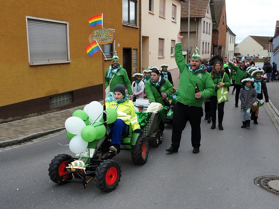 Mit vielen Fuß- und Musikgruppen