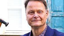 Rolf-Bernhard Essig kommt.
