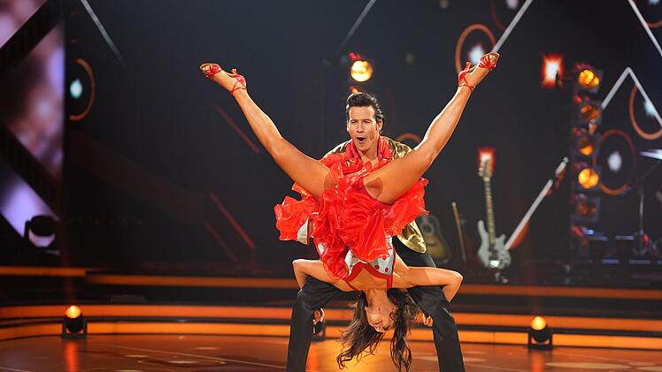 Volle Punktzahl! Ninja Warrior Joel Mattli imitierte Elvis beim "Hound Dog"-Jive mit Malika Dzumaev perfekt.