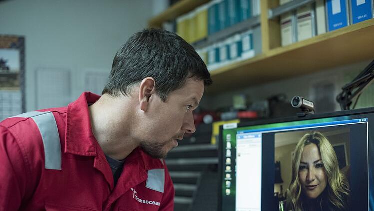 Da ist noch alles gut: Mike Williams (Mark Wahlberg) chattet an Bord der "Deepwater Horizon" mit seiner Frau (Kate Hudson).