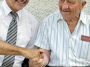 Ein Plätzchen zum Ausruhen haben sich Albert Gremer (rechts) und Bürgermeister Gerhard Wunder gesucht. Foto: Susanne Deuerling