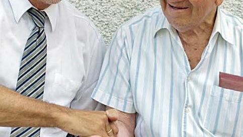 Ein Plätzchen zum Ausruhen haben sich Albert Gremer (rechts) und Bürgermeister Gerhard Wunder gesucht. Foto: Susanne Deuerling