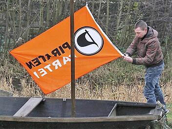 Die am Sinnufer gegenüber dem Alten Rathaus gehisste Piratenflagge musste amtlich entfernt werden.  Fotos: Gerd Schaar