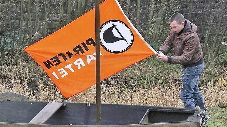Die am Sinnufer gegenüber dem Alten Rathaus gehisste Piratenflagge musste amtlich entfernt werden.  Fotos: Gerd Schaar
