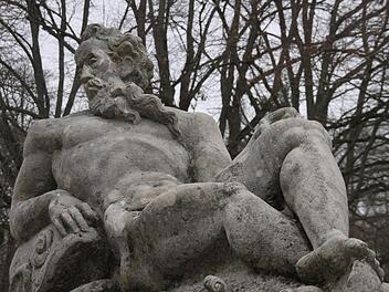 An Ostern ist der Dreizack der Neptun-Figur im Schlosspark auf dem Schwanberg abhanden gekommen. Foto: Carmen Schmitt