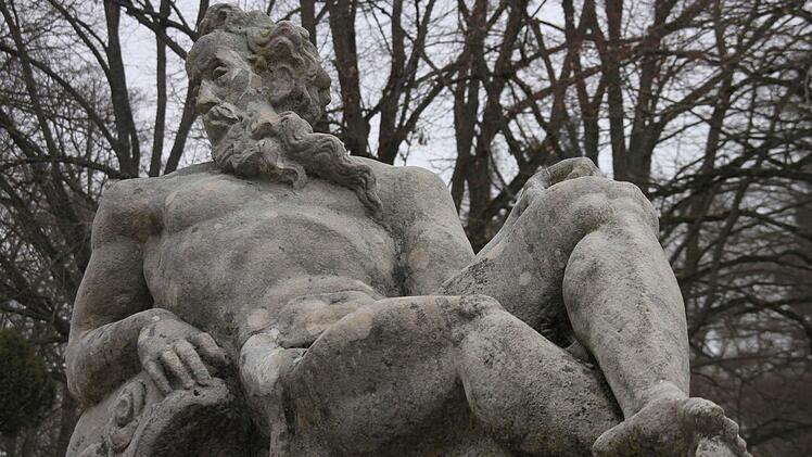 An Ostern ist der Dreizack der Neptun-Figur im Schlosspark auf dem Schwanberg abhanden gekommen. Foto: Carmen Schmitt
