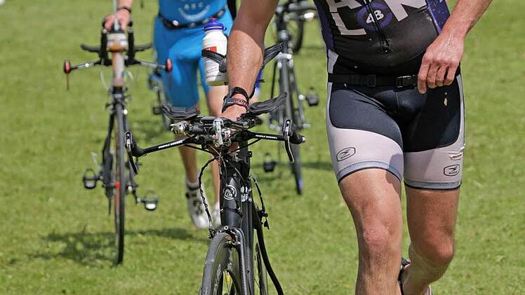im Laufschritt ging es auf die Radstrecke. Foto: Klaus Gagel