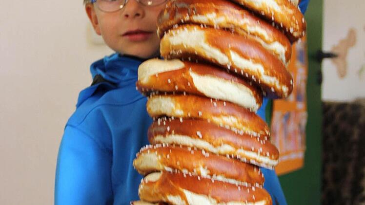 Der fünfjährige Max verteilt Brezeln. Der Erlös kommt dem Kindergarten und einem neuen Spielgerät zu Gute.