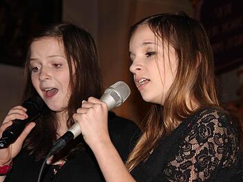 Mit ihren glockenhellen Stimmen betörten Verena Foit (links) und Hanna Wischniowsky aus der Klasse 7d Alt und Jung. Sie sangen die Weihnachtsweise "Angels Carol". Foto: Stephan Stöckel
