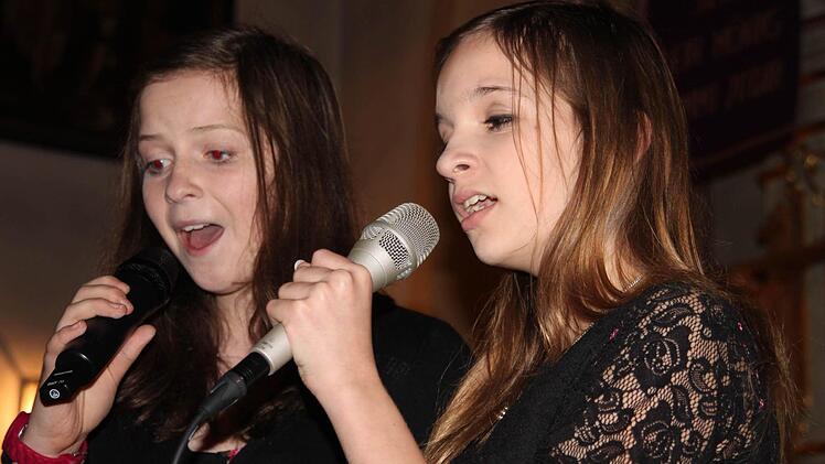 Mit ihren glockenhellen Stimmen betörten Verena Foit (links) und Hanna Wischniowsky aus der Klasse 7d Alt und Jung. Sie sangen die Weihnachtsweise "Angels Carol". Foto: Stephan Stöckel