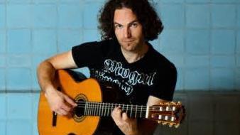 Ralf Heidenreich an der Gitarre: Er verdient sein Geld als Musiker und Lehrer an einer Erlanger Schule. Der Outdoor-Sport ist bisher sein Hobby - das soll auch so bleiben. Foto: privat