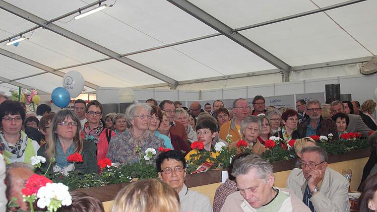Im festzelt waren viele Besucher.