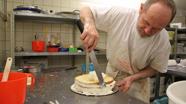 Bäckermeister Ferdinand Vogler im Einsatz in seiner Backstube in Schondra. Foto: Ulrike Müller