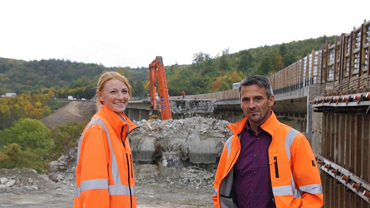 Bauleiterin Daniela Rohracker und Brückenbau-Abteilungsleiter Hartmut Metz von der Autobahndirektion Nordbayern, Dienststelle Würzburg, betreuen den Ersatzbau der Klöffelsberg-Brücke. Foto: Ralf Ruppert