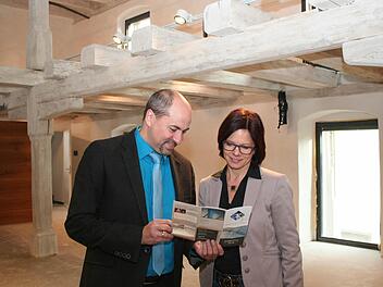 Bürgermeister Johannes Krapp und Stellvertreterin Patricia Hanika präsentieren das Jahresprogramm "Kultur in alten Mauern”.  Foto: Evi Seeger