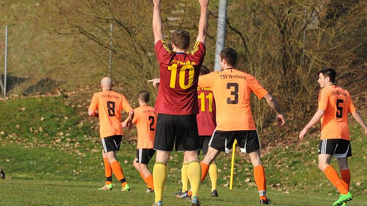 Szene aus dem Spiel des FC Thulba (rote Trikots) gegen den TSV Wollbach (2.1). Foto: Hopf
