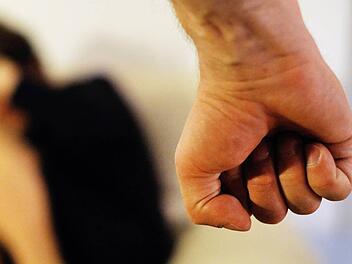 Ein 46-Jähriger ließ rohe Gewalt walten. Symbolfoto: Maurizio Gambarini/dpa