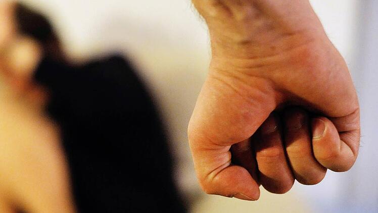 Ein 46-Jähriger ließ rohe Gewalt walten. Symbolfoto: Maurizio Gambarini/dpa