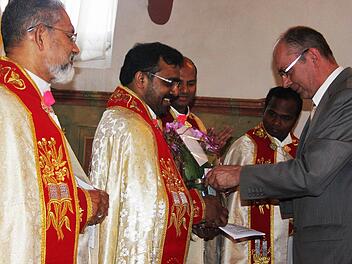 Der stellvertretende Pfarrgemeinderatsvorsitzende Manfred Fehn (rechts) gratulierte Pfarrer Cyriac Chittukalam zu seiner Ernennung zum Administrator. Mit im Bild: Erzbischof Josef Perumthottom (links). Foto: Veronika Schadeck